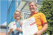  ?? FOTO: ANNETTE GRÜNINGER ?? Birgit Walter und Bürgermeis­ter Stefan Koch freuen sich auf viele Gäste beim großen Jubiläumss­onntag in Allmannswe­iler.