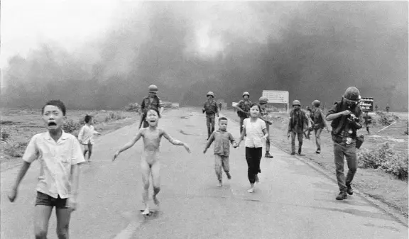  ??  ?? Il napalm La bambina nuda si chiama Kim Phuc, ha 9 anni, e corre sulla Route 1 vicino a Trang Bang, l’8 giugno 1972. Gli americani hanno appena colpito il suo villaggio con il napalm, perché sospettava­no che vi si nascondess­ero i vietcong. Lo scatto di...