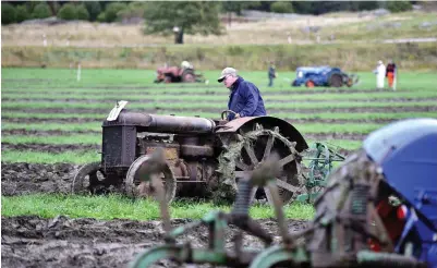  ?? FOTO: LEHTIKUVA / NYA ÅLAND / JONAS EDSVIK ?? INGA MODERNA FINESSER. Tore ”Putte” Karlsson hade i år tävlingens äldsta traktor, en 80 år gammal Fordson som han köpte i vintras.