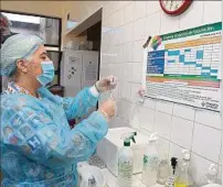  ??  ?? CRUCE. Uruguay es uno de los primeros en combinar vacunas.