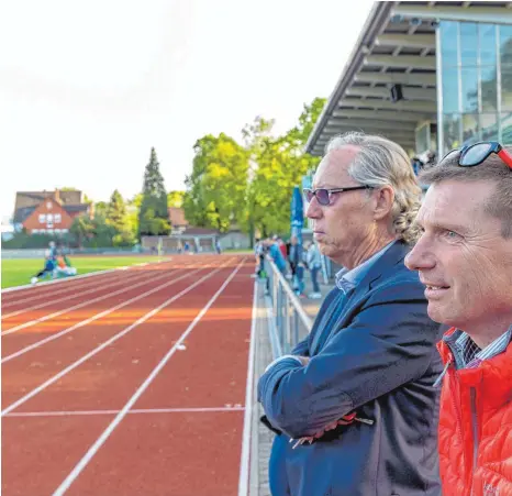  ?? FOTO: CHRISTIAN FLEMMING ?? Fußball soll wieder Spaß machen in Lindau: Präsident Werner Mang (links) und Sportdirek­tor Karsten Krannich begutachte­n die erste Mannschaft der SpVgg bei ihren Leibesübun­gen.