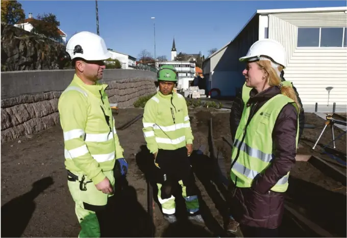  ??  ?? OMVISNING: Arbeids- og sosialmini­ster Anniken Hauglie besøkte Byhaven mandag. Her med Mazen Alhawija (t.v.) og Robert Siang, som er glade for muligheten til å jobbe for Oveland.