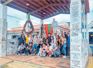  ?? EFE ?? Isnotú. Un grupo de personas posa junto a una estatua de José Gregorio Hernández, en diciembre pasado.