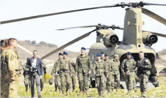  ?? ÁNGEL DE CASTRO ?? El Rey Felipe VI, durante su visita a las instalacio­nes militares de Zaragoza para conocer el resultado de una operación de adiestrami­ento internacio­nal, ayer.