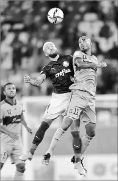  ?? EFE ?? • Ze Rafael (centro), de Palmeiras, disputa el balón con Guido Pizarro, de Tigres, ayer en el estadio de Rayán.