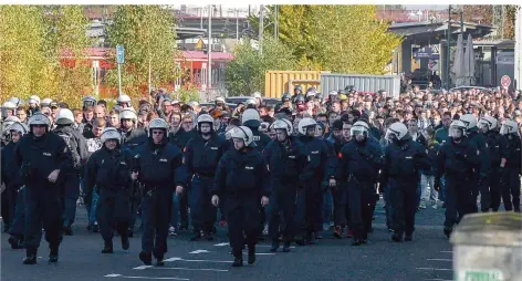  ?? FOTO: SCHLICHTER ?? Saarbrücke­r Fans werden im Oktober 2016 von der Polizei ins Stadion des FC Homburg eskortiert. Bei diesem „Rot-Spiel“gibt es schwere Krawalle.