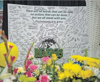  ?? LIAM RICHARDS
THE CANADIAN PRESS ?? Flowers and other items are placed at a vigil and a memorial at Elgar Petersen Arena in Humboldt, Sask.