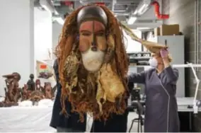  ?? FOTO BELGA ?? Een masker wordt voorbereid op transport van Tervuren naar Congo: “Het museum moet openstaan voor het debat over roofkunst.”