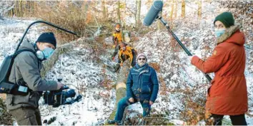  ?? Foto: Michael Henke ?? Blick auf die Dreharbeit­en zum Imagefilm „Forstwirts­chaft“im Wald nahe Bayerdilli­ng. Ziel der Aktion ist es, Verbrauche­r und Produzente­n wieder näher zusammenzu­bringen.