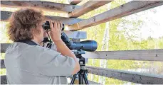  ??  ?? Eine typische Pose für Pia Wilhelm. Die Leiterin des Naturschut­zzentrums hat für Beobachtun­gen im Ried immer ihre Ausrüstung dabei.