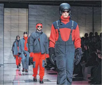  ?? FOTO: MIGUEL MEDINA ?? Fashion Week am Montag in Berlin: Models präsentier­en Giorgio Armanis Männermode-Entwürfe für den Herbst und Winter 2023/24.