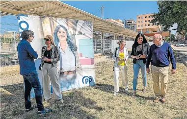  ?? ?? Lorena Orduna, segunda por la derecha, en el acto de ayer junto ala Estación.