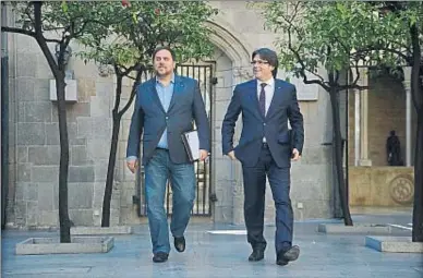  ?? XAVIER CERVERA ?? Carles Puigdemont y Oriol Junqueras, en el Pati dels Tarongers del Palau de la Generalita­t.