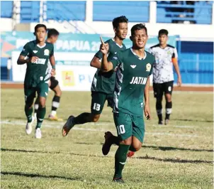  ?? KONI JATIM FOR JAWA POS ?? TOKCER: Penyerang tim sepak bola Jatim M. Faisol Yunus mencetak dua gol saat timnya menang 5-1 atas Kaltim. Faisol sudah membukukan lima gol dalam empat laga.