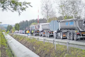  ?? FOTO: PRIVAT ?? Durch die Blockade der Kieswerk-zufahrten stauten sich Kieslaster.