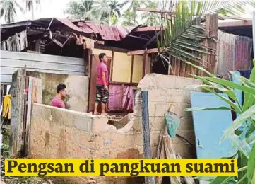  ??  ?? KEADAAN dapur dan bilik air sebuah rumah yang rosak teruk dihempap pokok kelapa dalam kejadian ribut di Kampung Kalai.