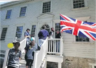  ?? PHOTOS: NICK BRANCACCIO ?? Don Wilson, top left, of Les Amis Duff-Baby, passionate­ly explains the historical significan­ce of the Duff-Baby House at 221 Mill St., the oldest house in Ontario west of Toronto.