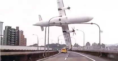  ?? (AFP FOTO) ?? A TRANSASIA TURBOPROP PLANE clips an elevated motorway before crashing into the Keelung river outside Taiwan’s capital Taipei in this Feb. 4, 2015 screen grab taken from video courtesy of TVBS Taiwan.