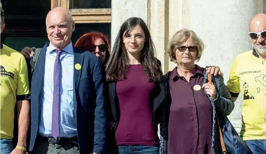  ??  ?? La famiglia
Da sinistra il padre di Giulio, Claudio Regeni, la sorella Irene e la madre Paola Deffendi. Chiedono il rientro del nostro ambasciato­re in Egitto