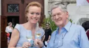  ?? ?? Die Powerfrau zusammen mit Weinlegend­e Hugh Johnson.