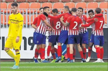  ??  ?? ALEGRÍA. Los jugadores del Atlético celebran uno de los goles ante el Borussia.