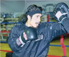  ?? JAVIER QUIROZ / LA RAZA ?? Oscar Ortiz se preparó para su debut en el gimnasio Oakley Fight Club.