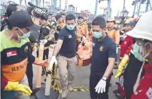  ??  ?? Rescatista­s indonesios trasladan una bolsa con restos de las víctimas del avión de Lion Air que se estrelló el lunes pasado.