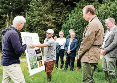 ?? ?? Großherzog Henri bekam vor Ort Erklärunge­n zu Fauna und Flora im Naturschut­zgebiet Cornelysmi­llen.