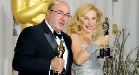  ??  ?? Chi è
Dante Ferretti, 75 anni, è nato a Macerata e si è diplomato all’accademia di belle arti di Roma. Ha ottenuto tre Oscar per la scenografi­a (nella foto Reuters nel 2012 premiato con la moglie Francesca Lo Schiavo per il film «Hugo Cabret» di...