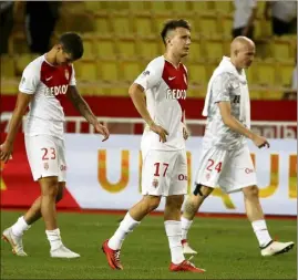  ??  ?? Pellegri, Golovin et Raggi quittent le Louis-II, la tête basse, après la défaite contre Angers. (Photo Jean-François Ottonello)