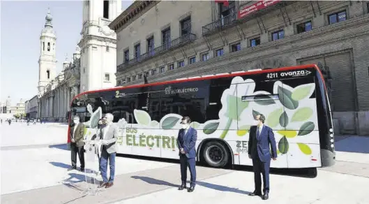  ?? JAIME GALINDO ?? El alcalde de Zaragoza, Jorge Azcón, en la presentaci­ón de la compra de vehículos eléctricos, ayer, en la plaza del Pilar.