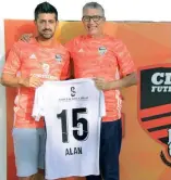  ?? FE ?? Alan Aciar (izq.) junto al gerente general de Cibao FC, Albert Polanco.