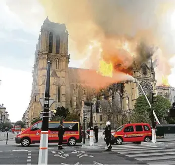  ?? FOTO GETTY IMAGES ?? Hasiči se včera v Paříži snažili vést nerovný souboj s ohněm