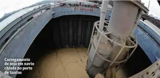 ?? Paulo Whitaker - 19.mai.2015/Reuters ?? Carregamen­to de soja em navio chinês no porto de Santos