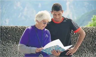  ??  ?? Anna Botha y Wayde van Niekerk, preparando una sesión de entrenamie­nto