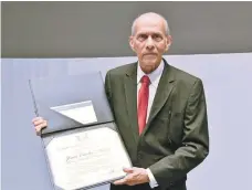  ?? VÍCTOR RAMÍREZ/ ?? El escritor Juan Carlos Mieses Sánchez posa con el certificad­o del premio entregado anoche.