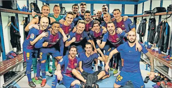  ?? FC BARCELONA ?? Los jugadores del Barcelona se mostraron eufóricos en el vestuario después de la victoria