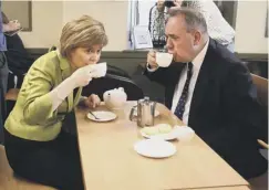  ??  ?? 0 Nicola Sturgeon enjoys a cup of tea with Alex Salmond in 2015