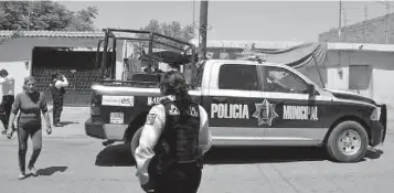  ??  ?? Proceden. Policías, paramédico­s y peritos acudieron al lugar, a dar fe de la muerte de Eduardo.