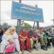  ?? NITIN KANOTRA/HT PTI ?? (Left) Police personnel stand guard on a deserted road on Monday in Jammu during a curfew in Jammu on Monday.(Above) Passengers wait for the Jammu-Srinagar highway to open at Makka Masjid in Bhatindi area of Jammu.