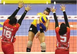  ?? DARMONO/JAWA POS RADAR MALANG ?? HAJAR: Pemain Bandung Bank BJB Pakuan Evangelia Chantava melakukan spike ke arah pertahanan Jakarta Elektrik pada final four putaran pertama di GOR Ken Arok, Malang, kemarin.