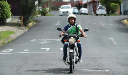  ?? JOHN DURÁN. ?? Los carteros de Correos de Costa Rica reparten paquetes en todo el país. Durante la pandemia se han hecho especialme­nte valiosos para que otras personas puedan quedarse en sus casas.