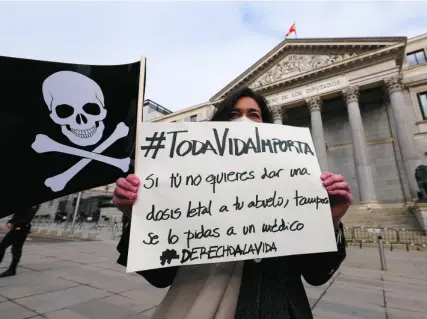  ?? JESÚS G. FERIA ?? Manifestac­ión ante el Congreso contra la ley de eutanasia el pasado 17 de diciembre