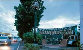  ??  ?? Monument to the 13 Martyrs of Cavite at a busy intersecti­on