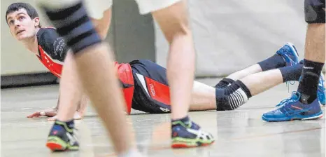  ?? ARCHIV-FOTO: PETER SCHLIPF ?? Am Boden aber nicht am Ende: Die TSV-Volleyball­er aus Ellwangen haben nach der Niederlage in Fellbach weiter alle Chancen auf den Aufstieg in die Oberliga.