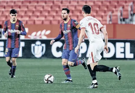  ?? /TWITTER FC BARCELONA. ?? Leo Messi, quien fue anulado por Sevilla en el partido de ida de las semifinale­s de la Copa del Rey que ganaron los locales por 2-0, buscará marcar hoy su gol 38 contra el cuadro andaluz.