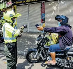  ??  ?? La Policía realiza controles en las calles.