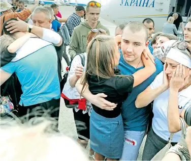  ?? /EFE ?? presos liberados de Ucrania fueron recibidos en el aeropuerto de Kiev