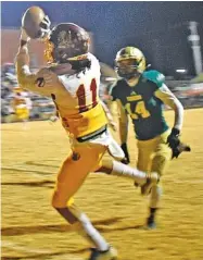  ?? STAFF PHOTO BY ROBIN RUDD ?? Jeremiah Batiste (11) pulls in a long pass for Tyner in the Rams’ state-semifinal victory over Rockwood.