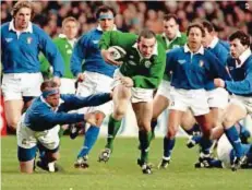  ??  ?? Campione e tecnico A sinistra, Conor O’Shea, 46 anni, ct della nazionale. Sopra, gli italiani esultano dopo la vittoria con il Sudafrica del 19 novembre 2016. A destra, in una foto del 1997 O’Shea giocatore (al centro) impegnato a superare proprio la...